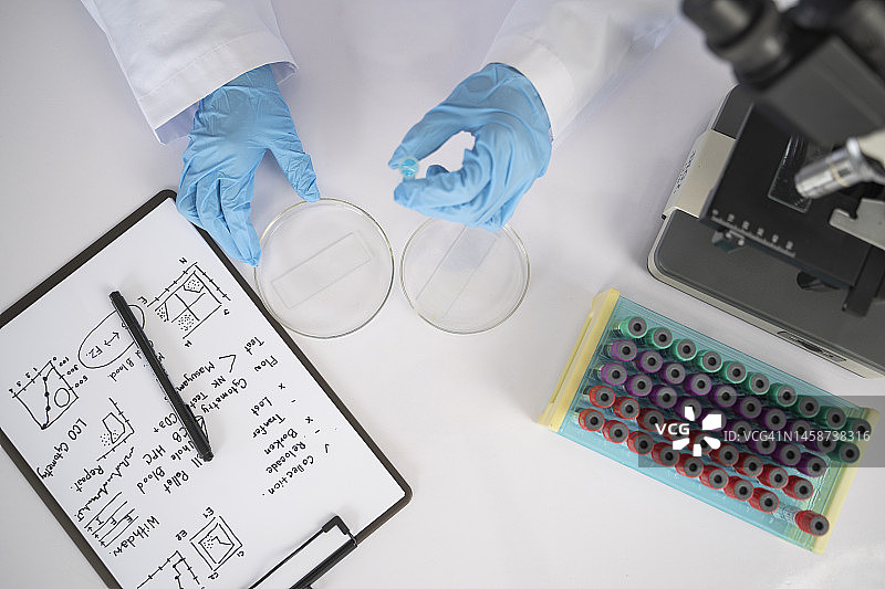 女科学家用实验室玻璃器皿配制化合物图片素材