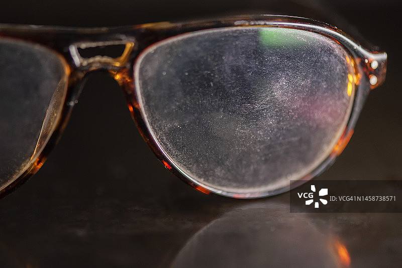 脏眼镜图片素材