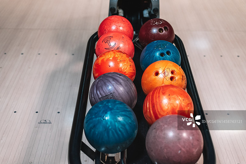 保龄球馆里的彩色球图片素材