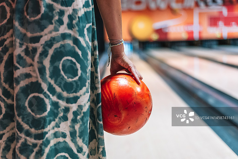 手持保龄球的女人图片素材