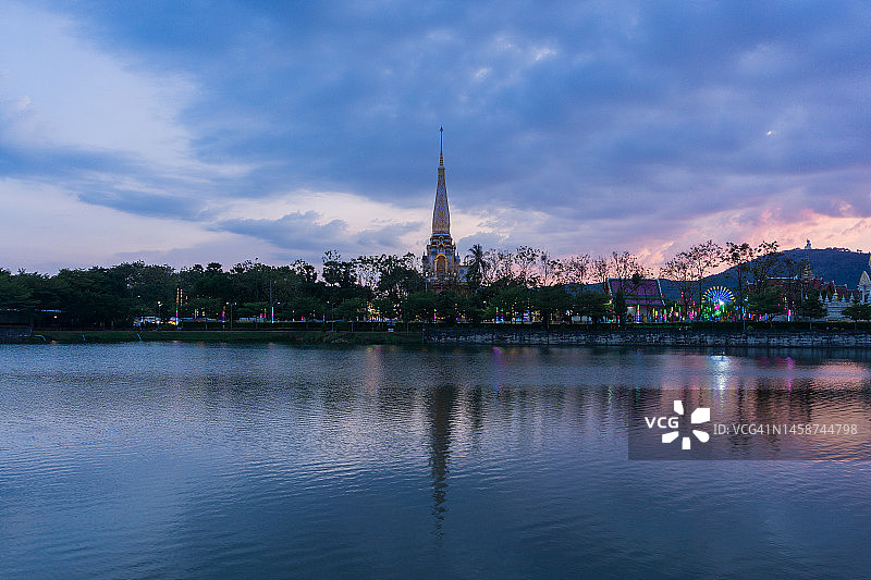 查龙寺，泰国普吉岛的寺庙，每年都会在美丽的光线下举办寺庙集市图片素材
