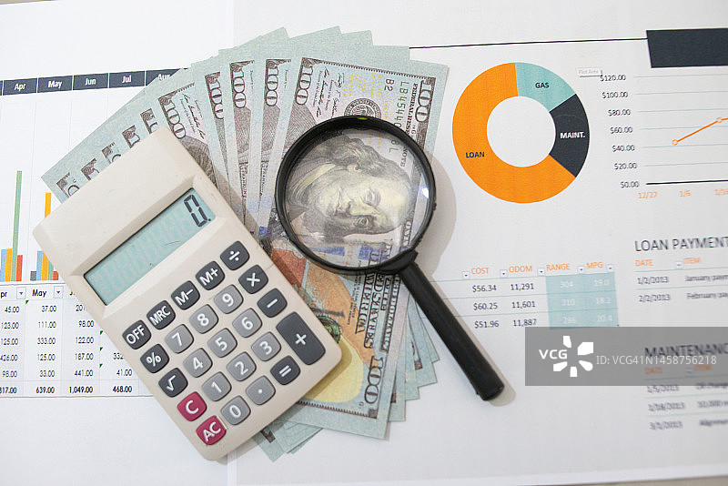 货币与放大镜，金融分析图片素材