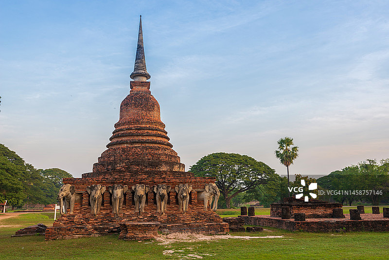 泰国素可泰历史公园的昌隆寺佛塔遗址图片素材