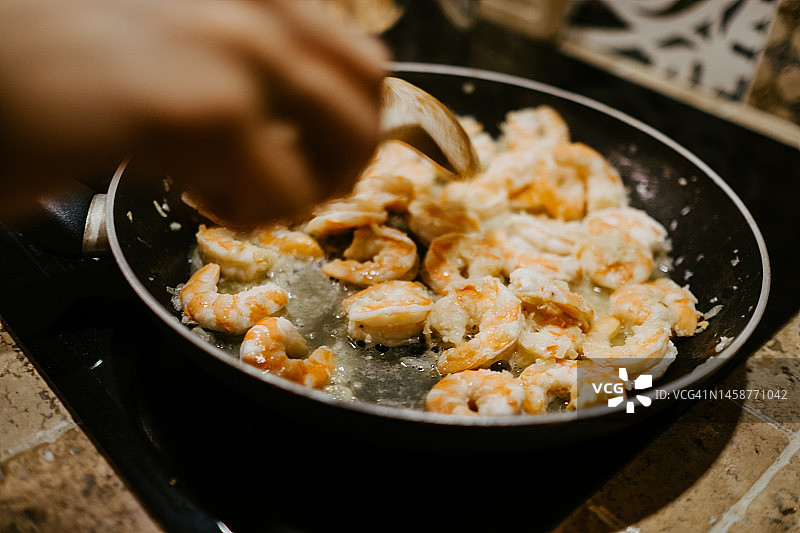 用橄榄油和大蒜煎炸的新鲜虾图片素材