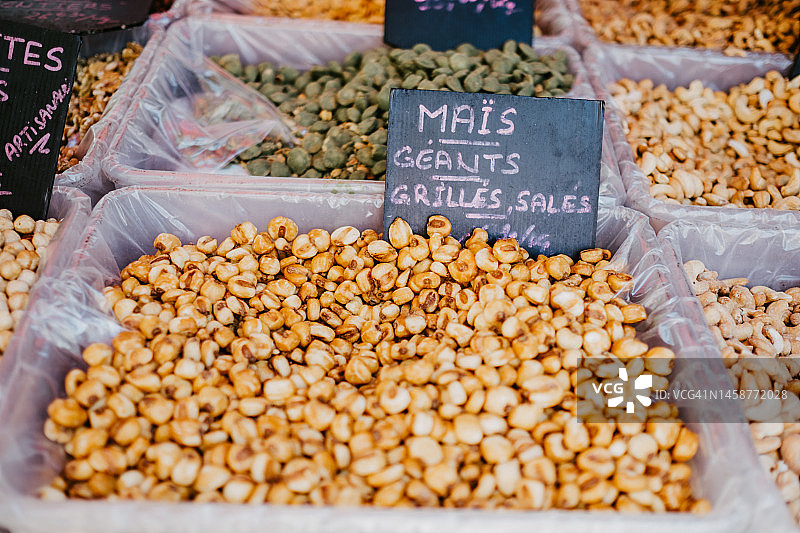 当地市场的玉米小吃图片素材