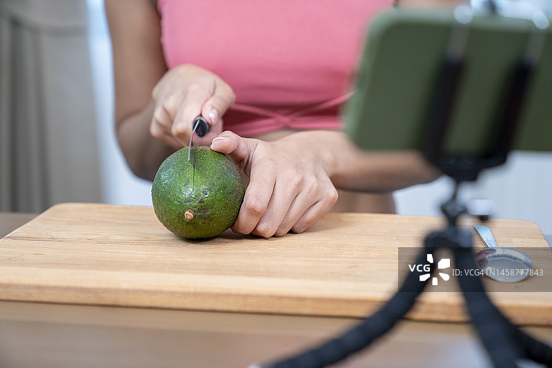 网红在家录制健康饮品教程图片素材