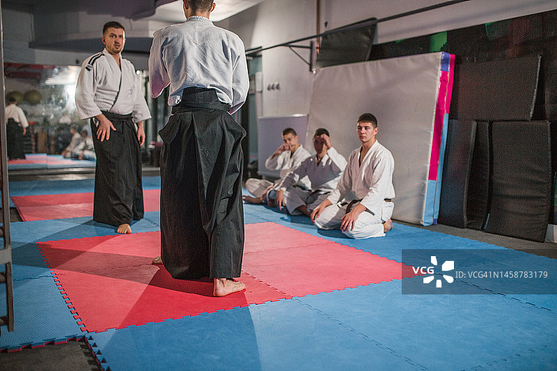 格斗者与合气道大师的合气道格斗图片素材