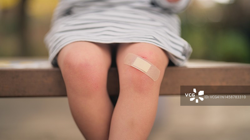 小女孩和创可贴的特写照片图片素材
