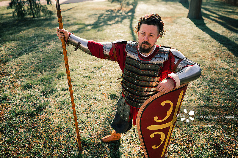 手持矛和盾的中世纪战士高角度视图图片素材