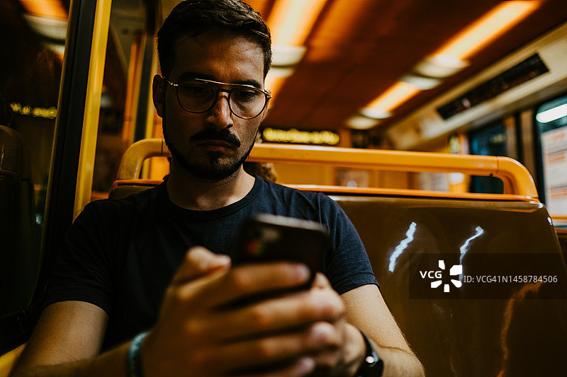 在火车上使用手机的男人图片素材
