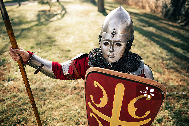 手持矛和盾的头戴钢盔的中世纪战士图片素材
