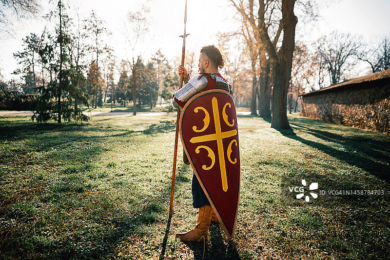 手持矛和盾的中世纪男战士图片素材