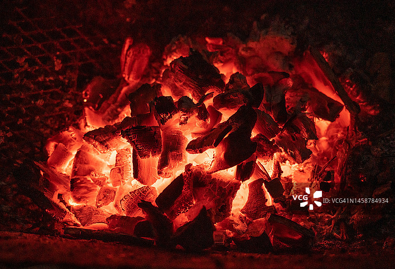 炉子里燃烧的煤炭图片素材