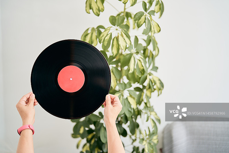 双手拿着黑胶唱片的特写镜头图片素材