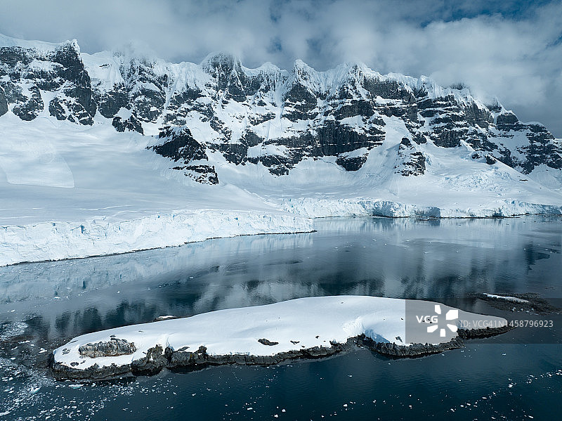 珀尔帖海峡的詹森峰图片素材