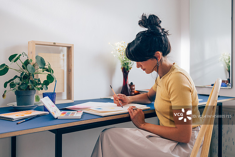 快乐美丽的创意女性在休闲时间享受爱好图片素材