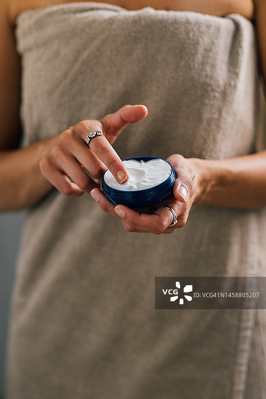 沐浴后放松的漂亮女人图片素材