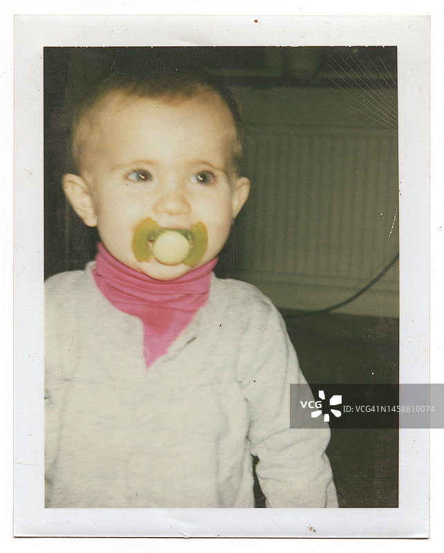 幼儿含着奶嘴走路图片素材