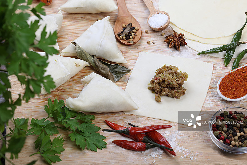 制作萨摩萨三角饺图片素材