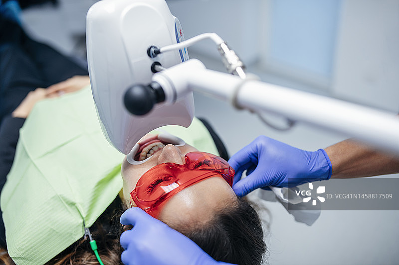 牙医为女病人准备牙科治疗图片素材