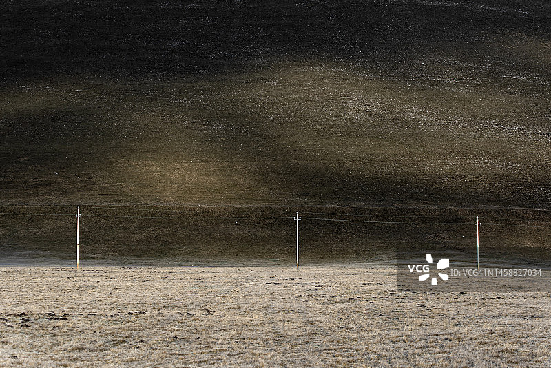 锡比利尼山高原上一排电话线杆图片素材