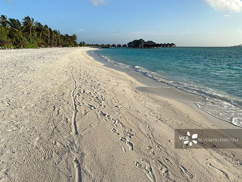 海滩漫步图片素材