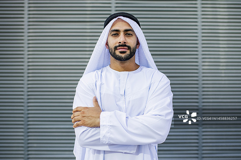 交叉双臂的阿拉伯男士肖像图片素材