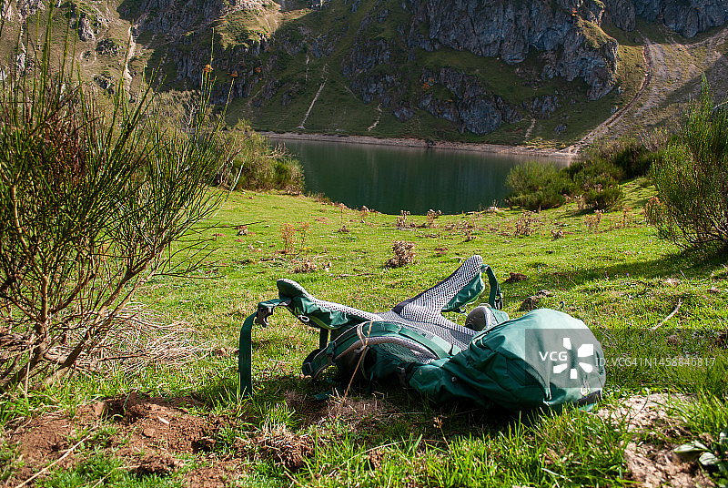 绿色草甸中的登山背包图片素材