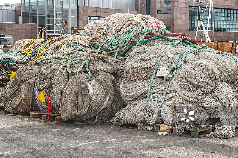 堆积如山的渔网和绳索图片素材