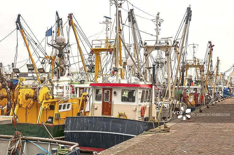 停靠在港口的各式渔船和巡逻艇图片素材