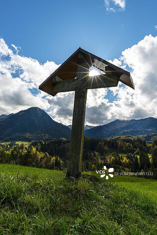 德国巴伐利亚州奥伊塔尔田野十字架图片素材
