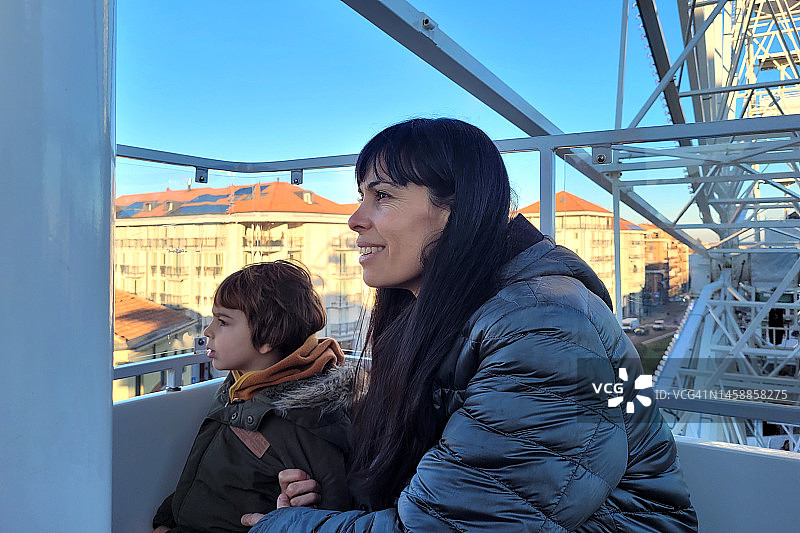 母子俩乘坐摩天轮图片素材