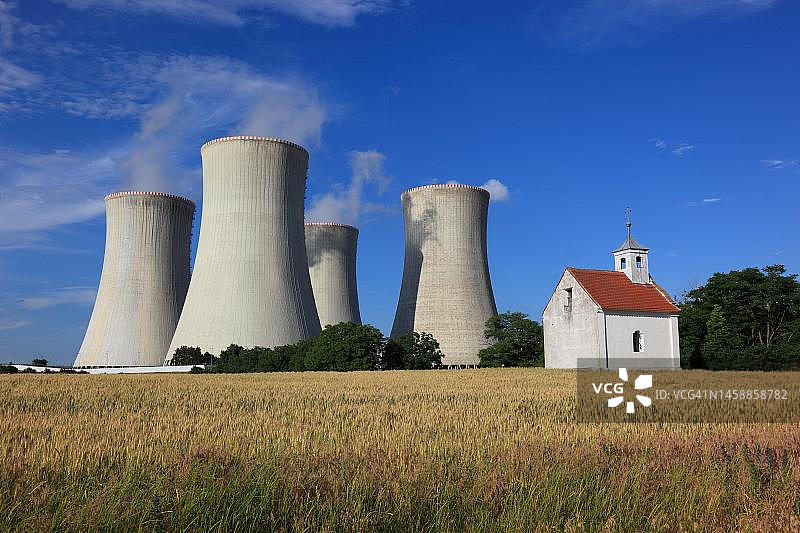 杜科瓦尼核电站前废弃的小教堂，南摩拉维亚，维索基纳州，捷克共和国图片素材