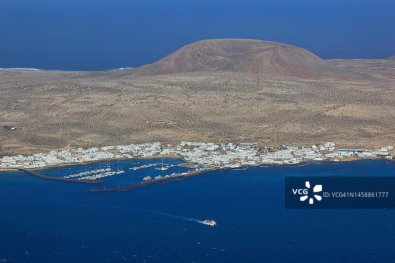 西班牙加那利群岛兰萨罗特岛北端的拉格拉西奥萨岛景观图片素材