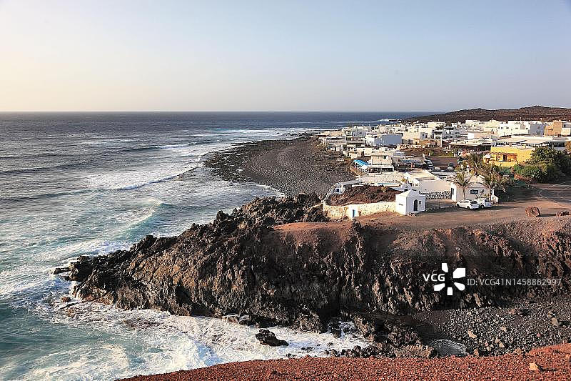 西班牙加那利群岛兰萨罗特岛埃尔戈尔福海湾的黑色沙滩图片素材