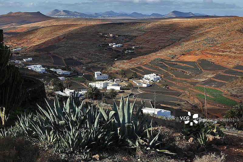 西班牙加那利群岛兰萨罗特岛哈里亚附近的洛斯瓦莱斯景观图片素材