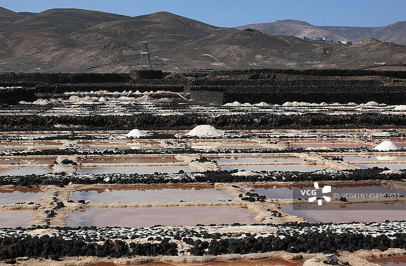 西班牙加那利群岛兰萨罗特岛瓜蒂萨附近的洛斯科科特罗斯盐场盐矿开采图片素材