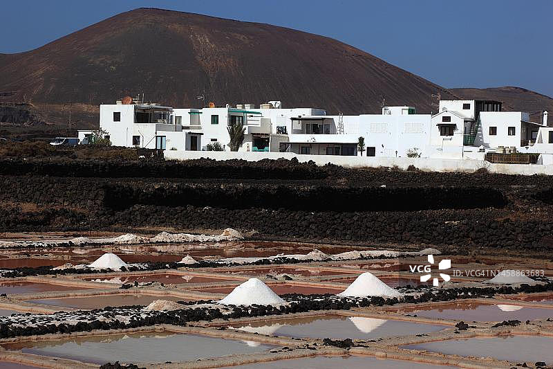 西班牙加那利群岛兰萨罗特岛瓜蒂萨附近的洛斯科科特罗斯盐场盐矿开采图片素材