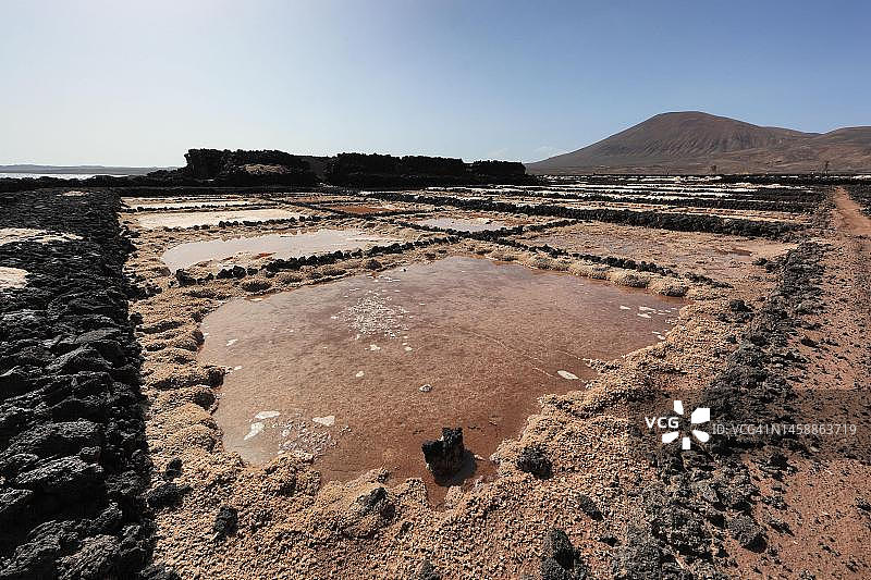 西班牙加那利群岛兰萨罗特岛瓜蒂萨附近的洛斯科科特罗斯盐场盐矿开采图片素材