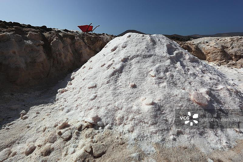 西班牙加那利群岛兰萨罗特岛瓜蒂萨附近的洛斯科科特罗斯盐场盐矿开采图片素材