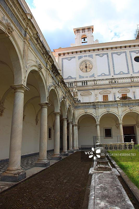 圣马蒂诺修道院大回廊中的骷髅，位于意大利那不勒斯图片素材