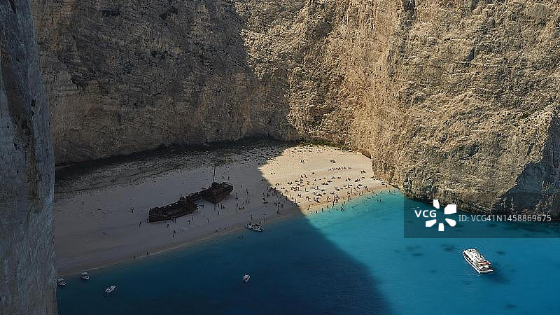 纳瓦吉奥海滩沉船及游客（希腊扎金索斯岛）图片素材