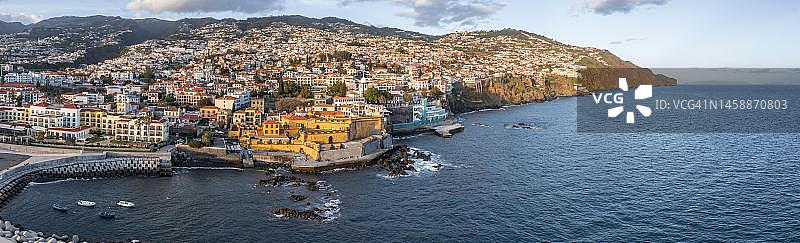 葡萄牙马德拉丰沙尔老城区与港口及圣地亚哥堡垒航拍图片素材