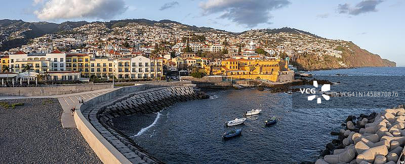 葡萄牙马德拉丰沙尔老城区与港口及圣地亚哥堡垒航拍图片素材