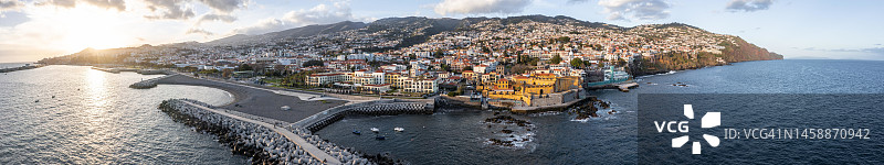 葡萄牙马德拉丰沙尔老城区与港口及圣地亚哥堡垒航拍图片素材