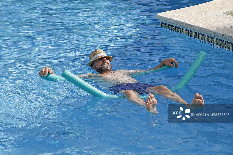 男人在游泳池边放松图片素材