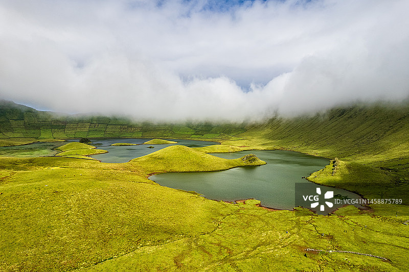 科尔沃岛火山口湖自然风光图片素材