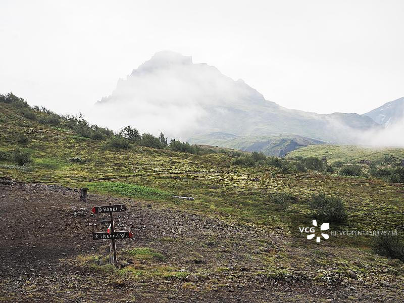 冰岛高地徒步旅行路线上的标志图片素材