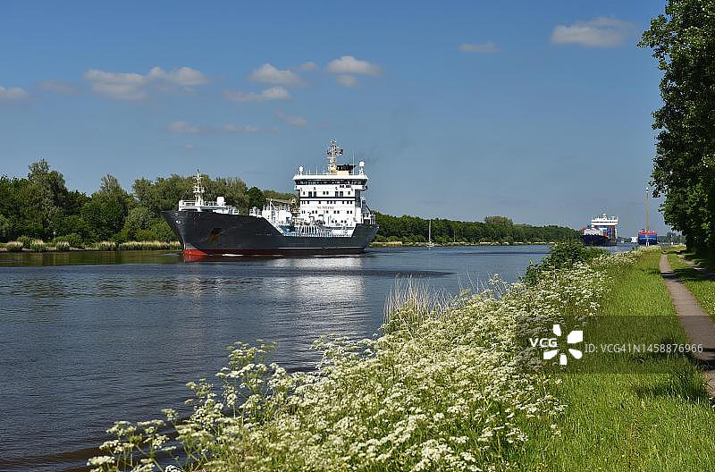 德国基尔运河夏季航行船只图片素材