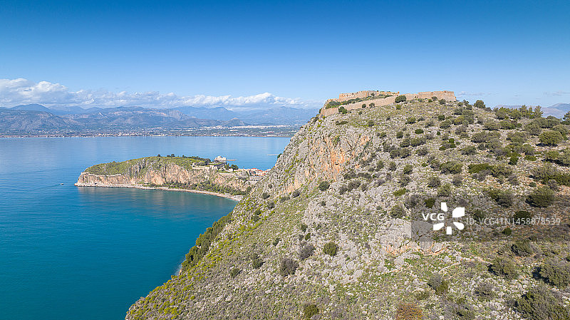希腊纳夫普利奥附近山脉和帕拉米迪堡垒的航拍照片图片素材